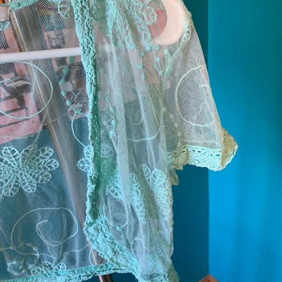 One7Six beautiful aqua see through lace crop top. - Picture 5 of 11